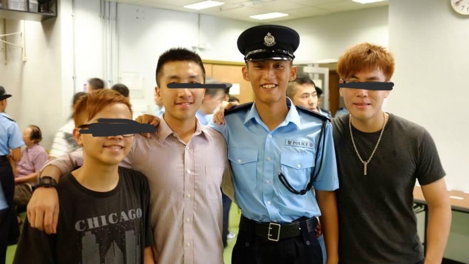 To Hing Lui 與其他香港警察嘅合照，左二為韋鑑洸